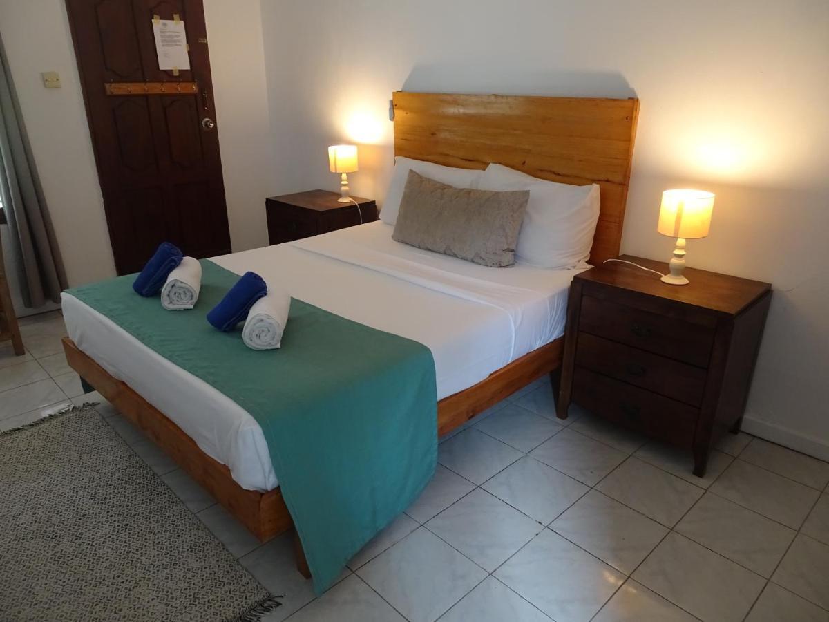 Castaway Lodge Pointe Au Sel Экстерьер фото